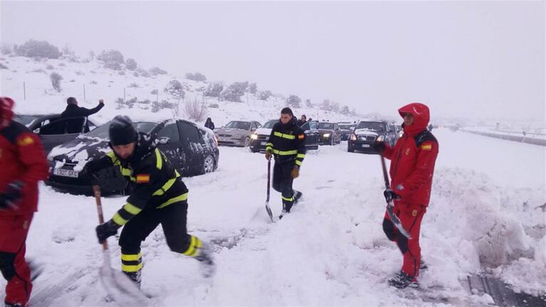 Los equipos de rescate trabajaron para liberar las rutas en España.
