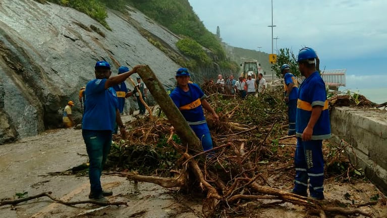 Los equipos trabajan para normalizar la situación en varias áreas de Río de Janeiro.