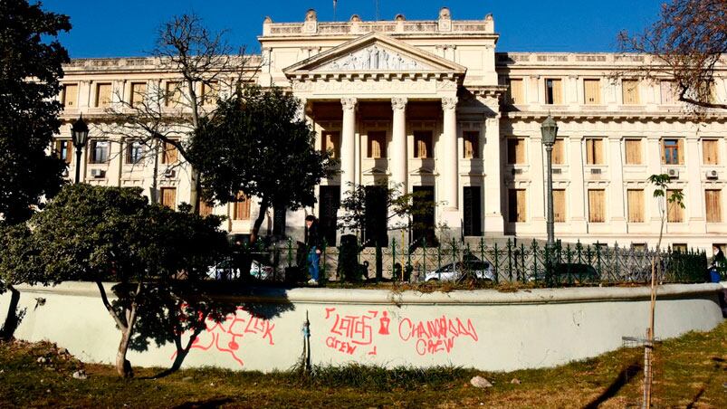 Los espacios públicos de la ciudad siguen siendo vandalizados por unos pocos.