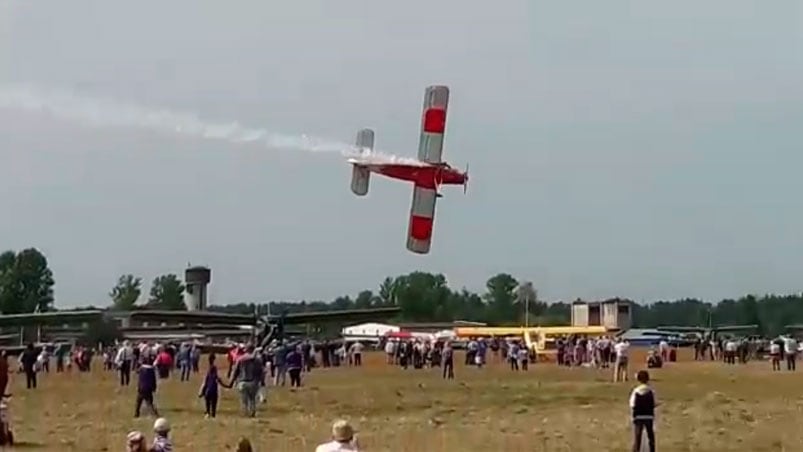 Los espectadores estuvieron a centímetros del lugar donde cayó el avión.