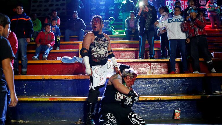 Los espectadores llegan ávidos de ver sangre en las peleas de DTU.