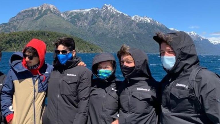 Los estudiantes, en una "burbuja" en su viaje de egresados a Bariloche. Foto: Soulmax