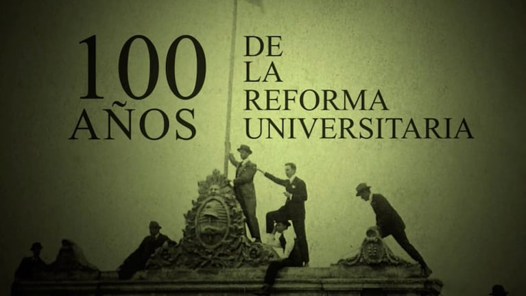 Los estudiantes izando la bandera, una postal emblemática de la Reforma.