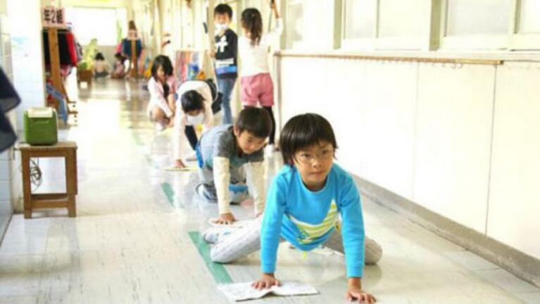 Los estudiantes japoneses tienen que limpiar los baños