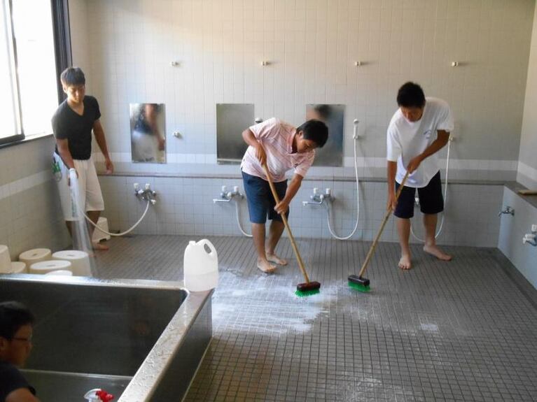 Los estudiantes japoneses tienen que limpiar los baños