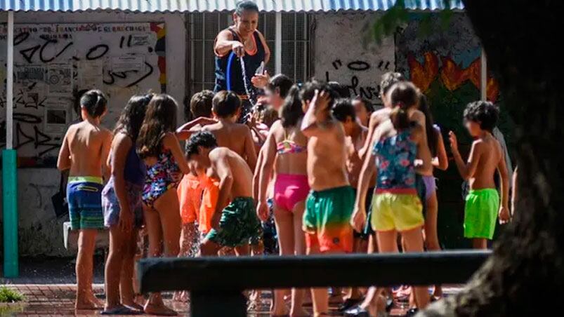 Los estudiantes refrescándose en el recreo. Foto: gentileza La Capital.