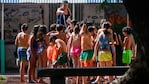 Los estudiantes refrescándose en el recreo. Foto: gentileza La Capital.