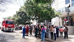 Los evacuados esperan en la calle mientras los bomberos trabajan en le edificio. Foto: Javier Sassi