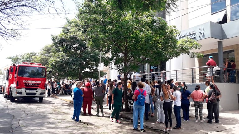 Los evacuados esperan en la calle mientras los bomberos trabajan en le edificio. Foto: Javier Sassi