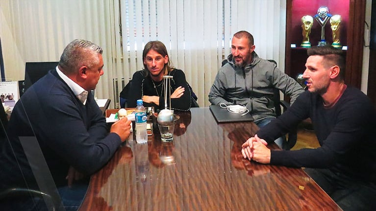Los ex acompañantes de Sampaoli acordaron su salida con Tapia.