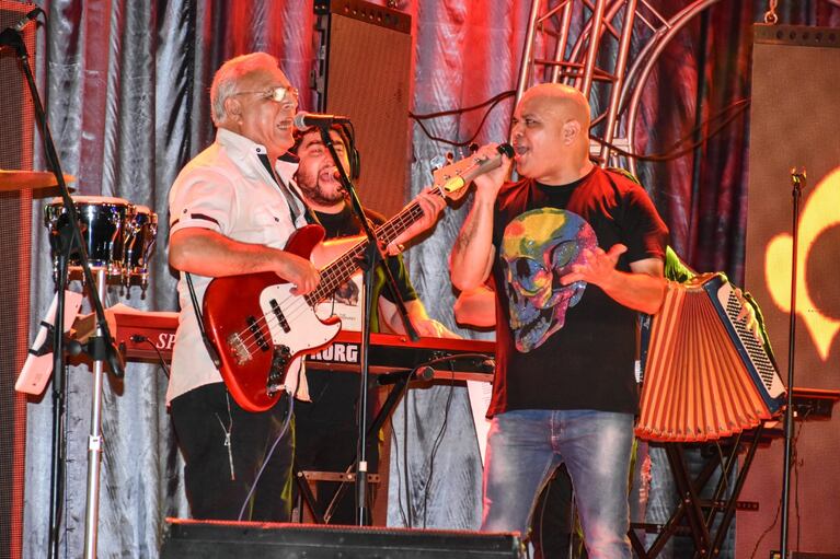 Los ex integrantes del clan Jiménez tocaron como invitados en la banda tributo a La Mona. Foto: Elea Anestiades.