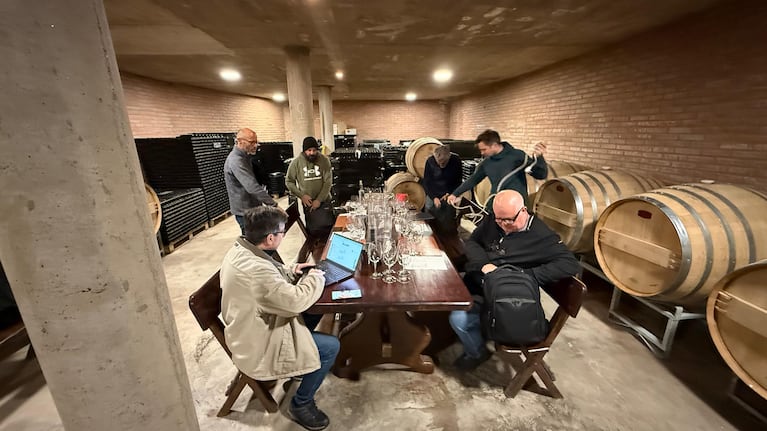 Los expertos internacionales realizaron una cata a ciegas de numerosos vinos de Córdoba.