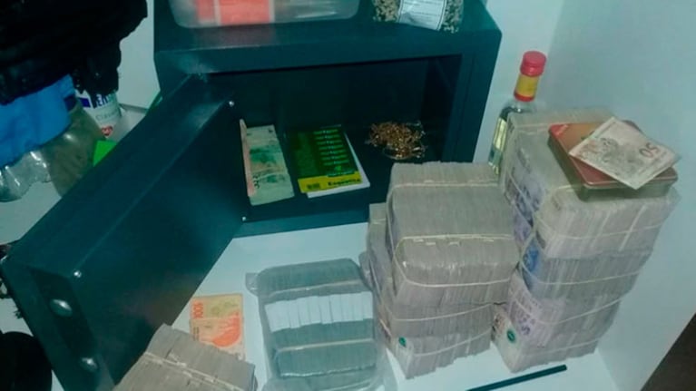 Los fajos de billetes estaban prolijamente ordenados.