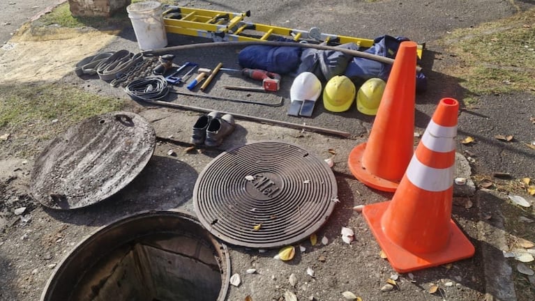 Los falsos operarios se metieron a una cámara para robar cableado.