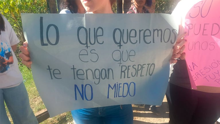 Los familiares de los niños se manifestaron en Salsipuedes. Foto: Julieta Pelayo/El Doce.