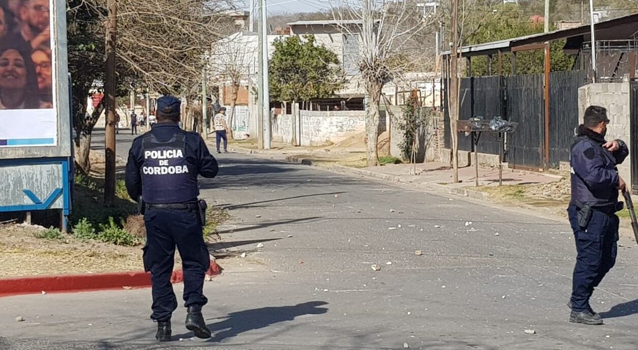 Los familiares y allegados al ladrón muerto atacaron a los policías.