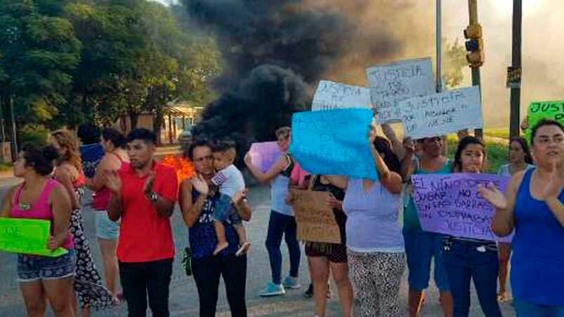 Los familiares y vecinos del niño violado pidieron justicia en la ruta.