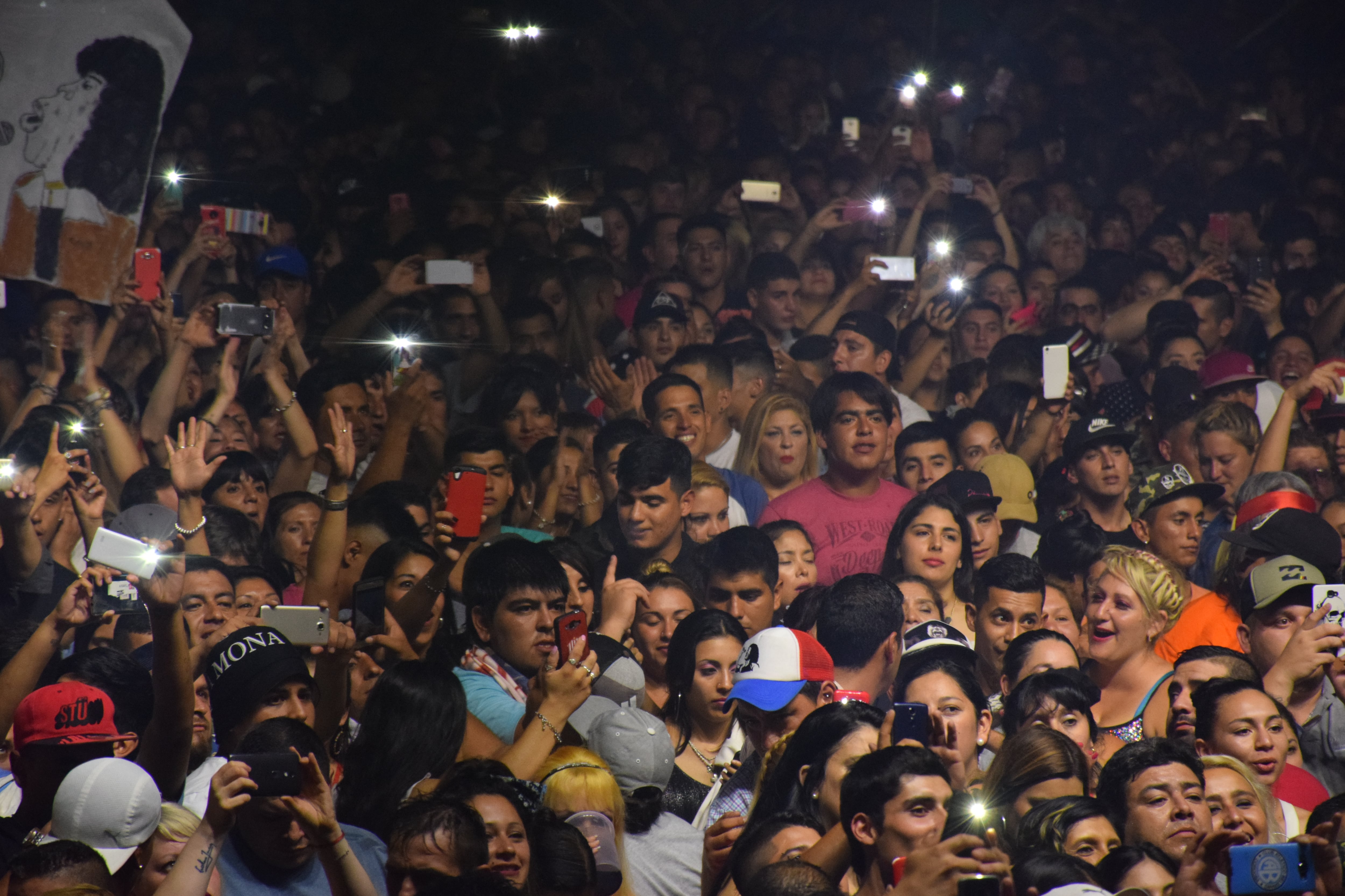 Los fanáticos celebran junto a Jiménez. 