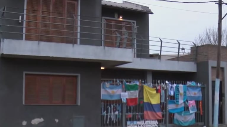 Los fanáticos dejaron ofrendas en la casa del 10 en Rosario.