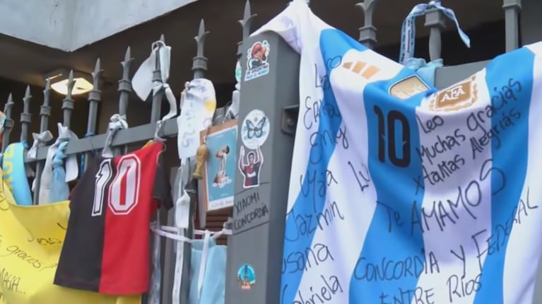 Los fanáticos dejaron ofrendas en la casa del 10 en Rosario.
