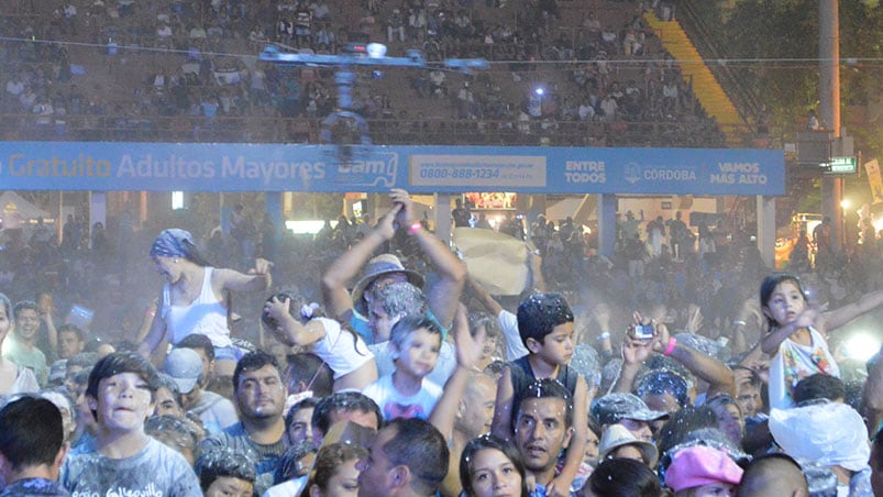 Los fanáticos en el campo de la doma. Foto: Maxi López / ElDoce.tv