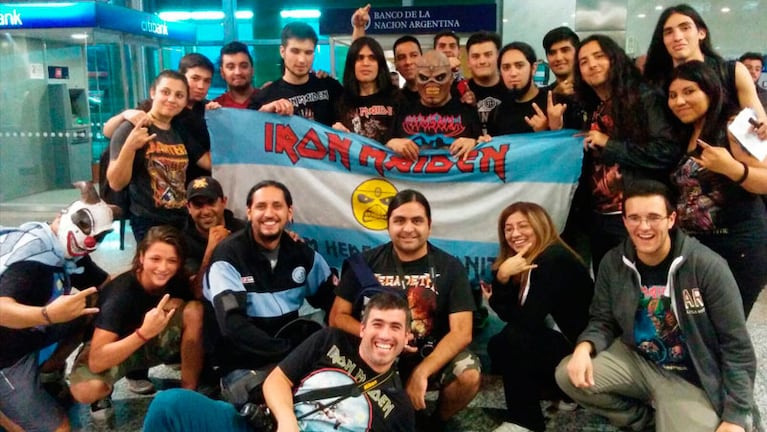 Los fanáticos esperan desde las 11 de la mañana en el Aeropuerto. Foto: Silvia Pérez Ruiz