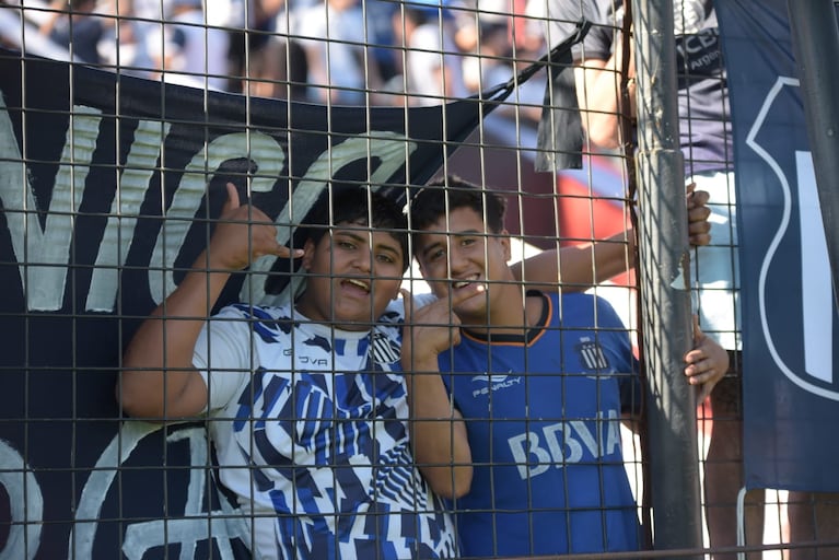 Los fanáticos matadores, cargados de ilusión. Foto: Lucio Casalla/El Doce.