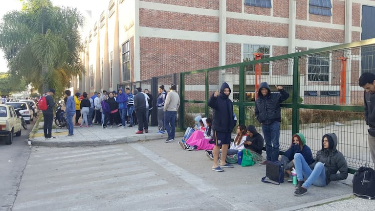 Los fanáticos pasaron la noche a la intemperie para comprar entradas.