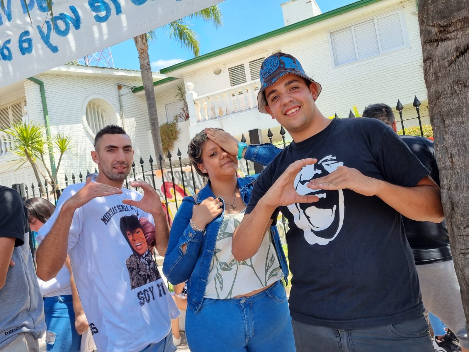 Los fanáticos presentes en la casa de Jiménez.