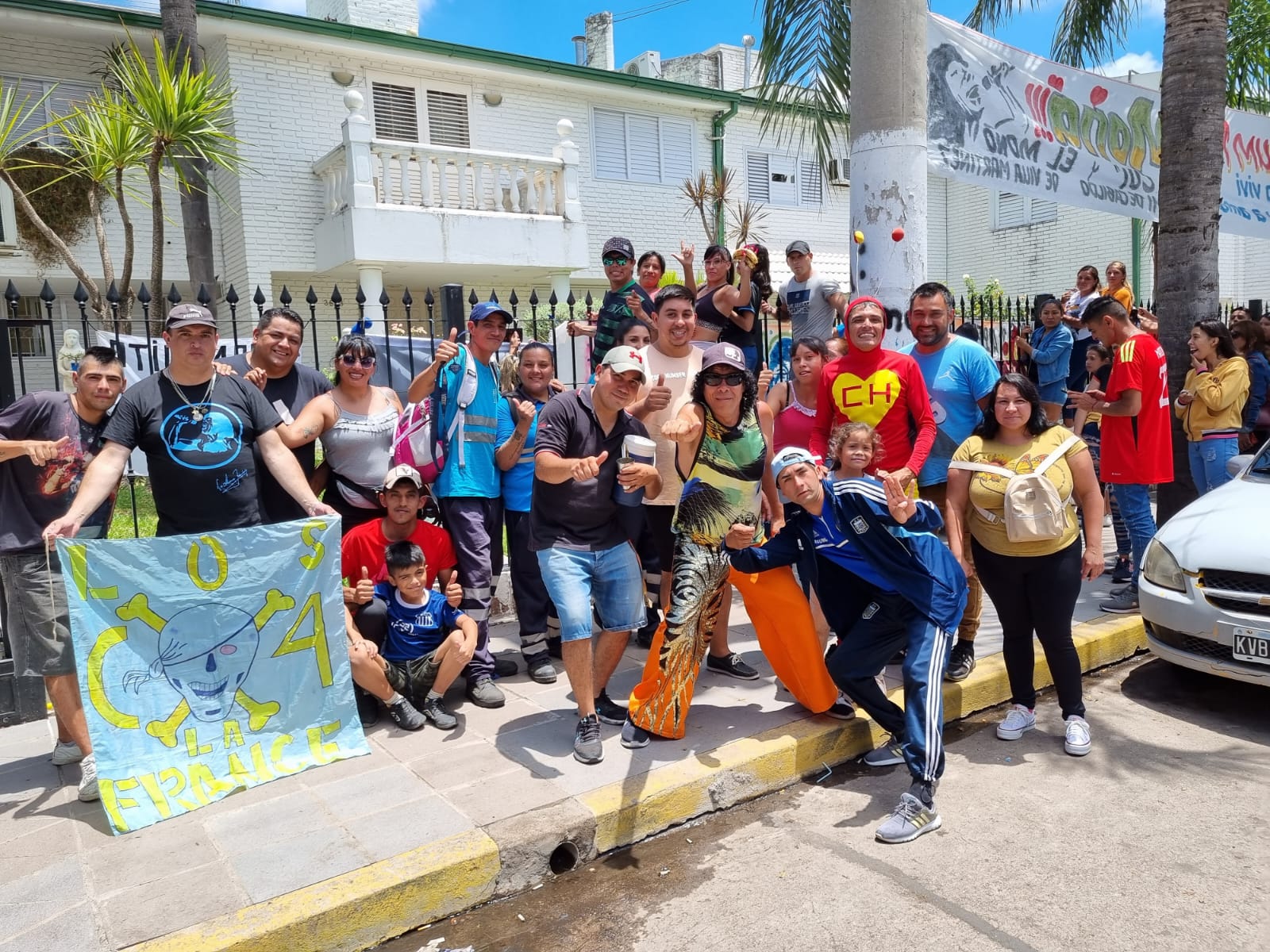 Los fanáticos presentes en la casa de Jiménez.