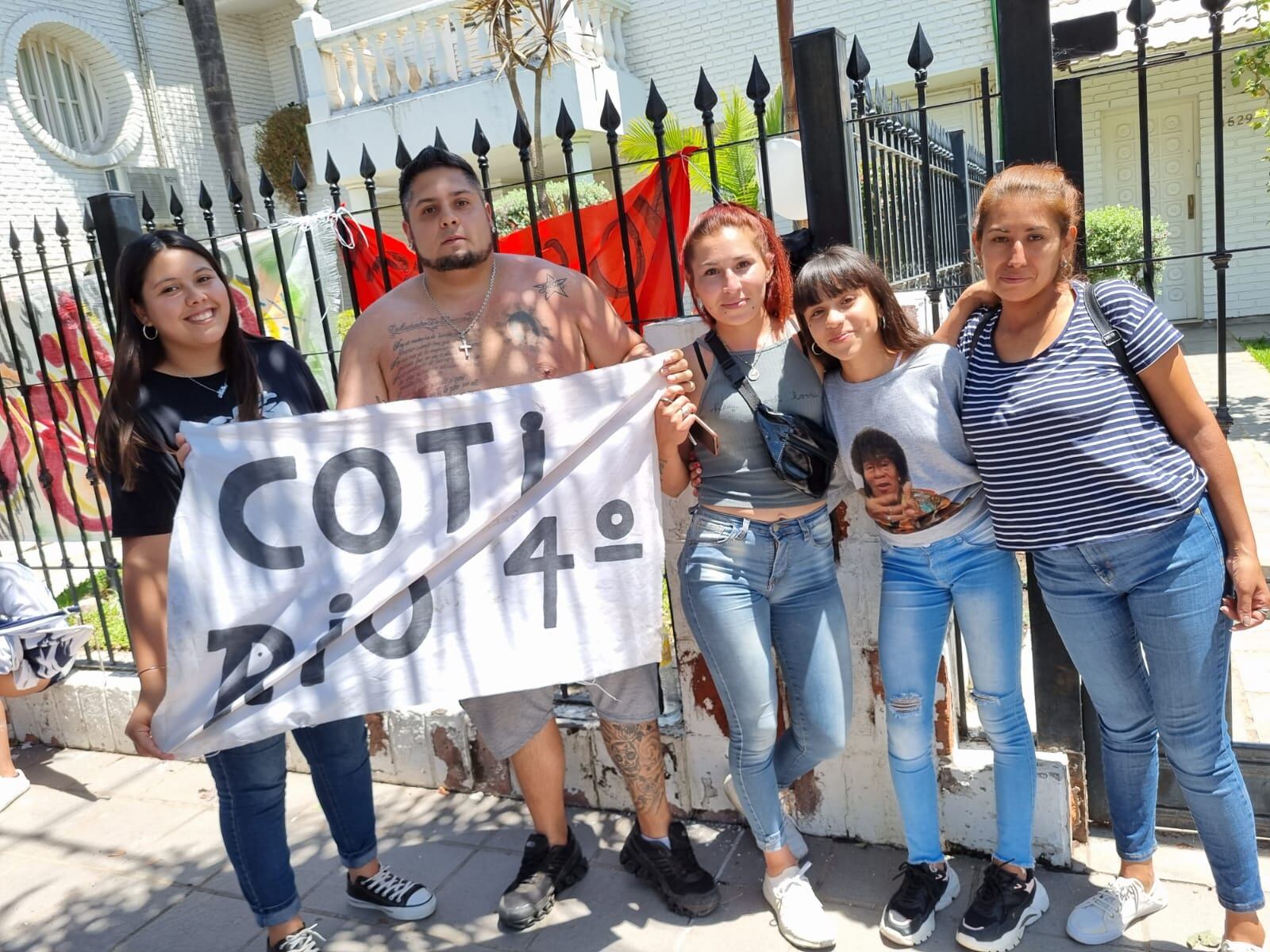 Los fanáticos presentes en la casa de Jiménez.