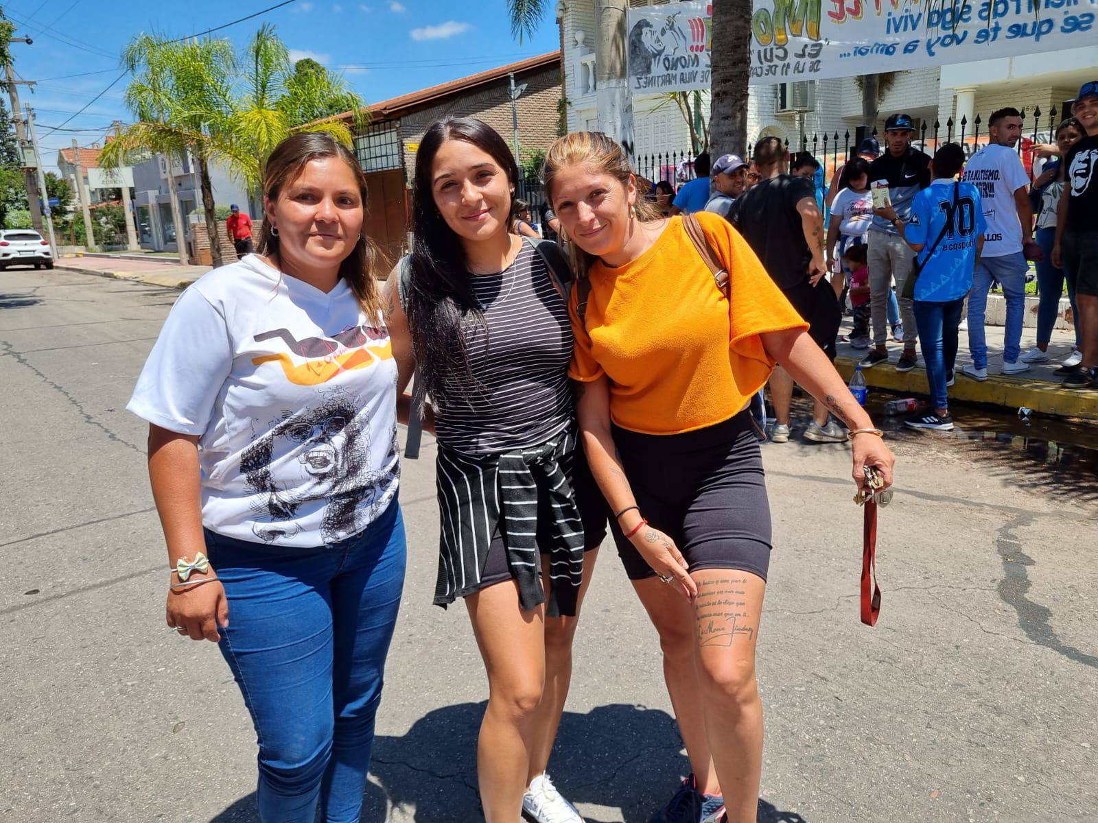 Los fanáticos presentes en la casa de Jiménez.