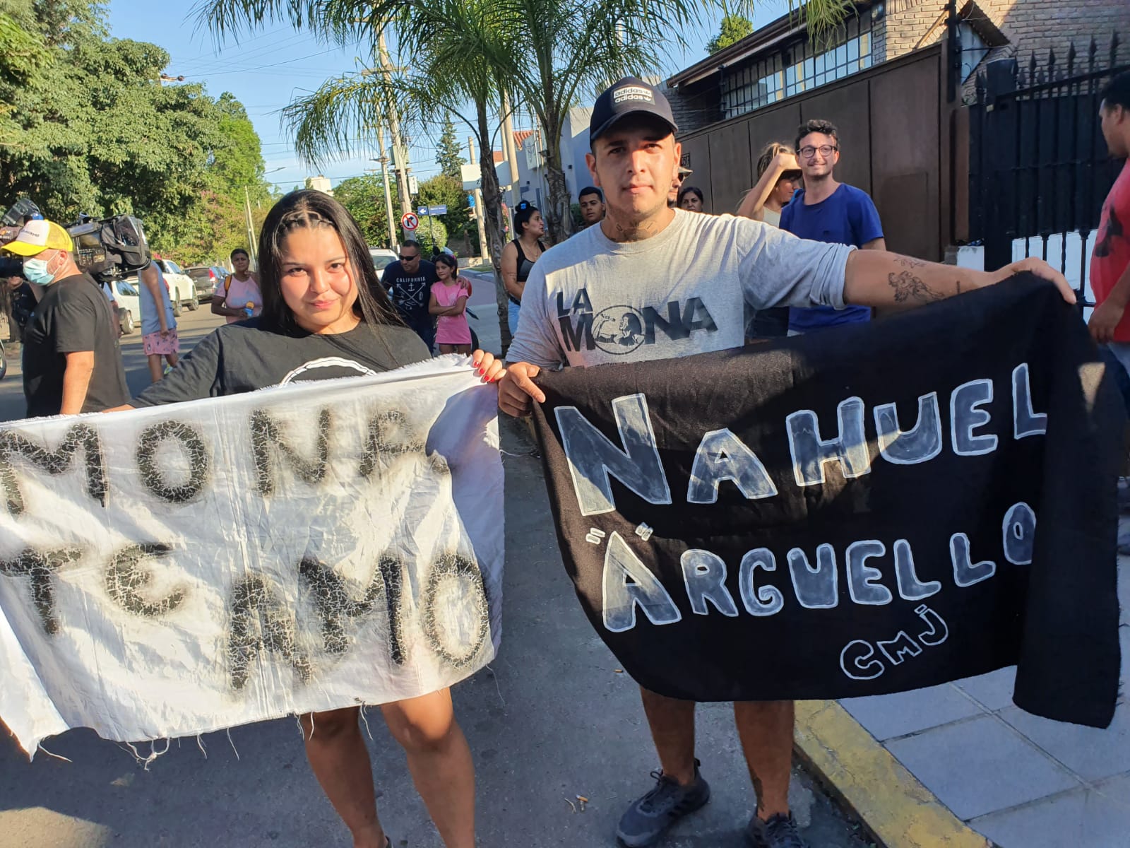 Los fanáticos se acercaron a la casa del Mandamás para saludarlo. 