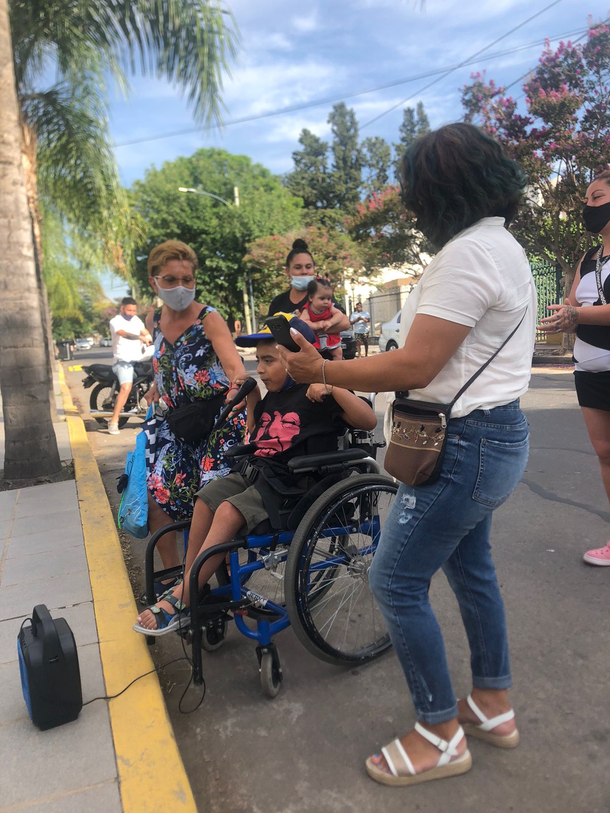 Los fanáticos se acercaron a la casa del Mandamás para saludarlo. 