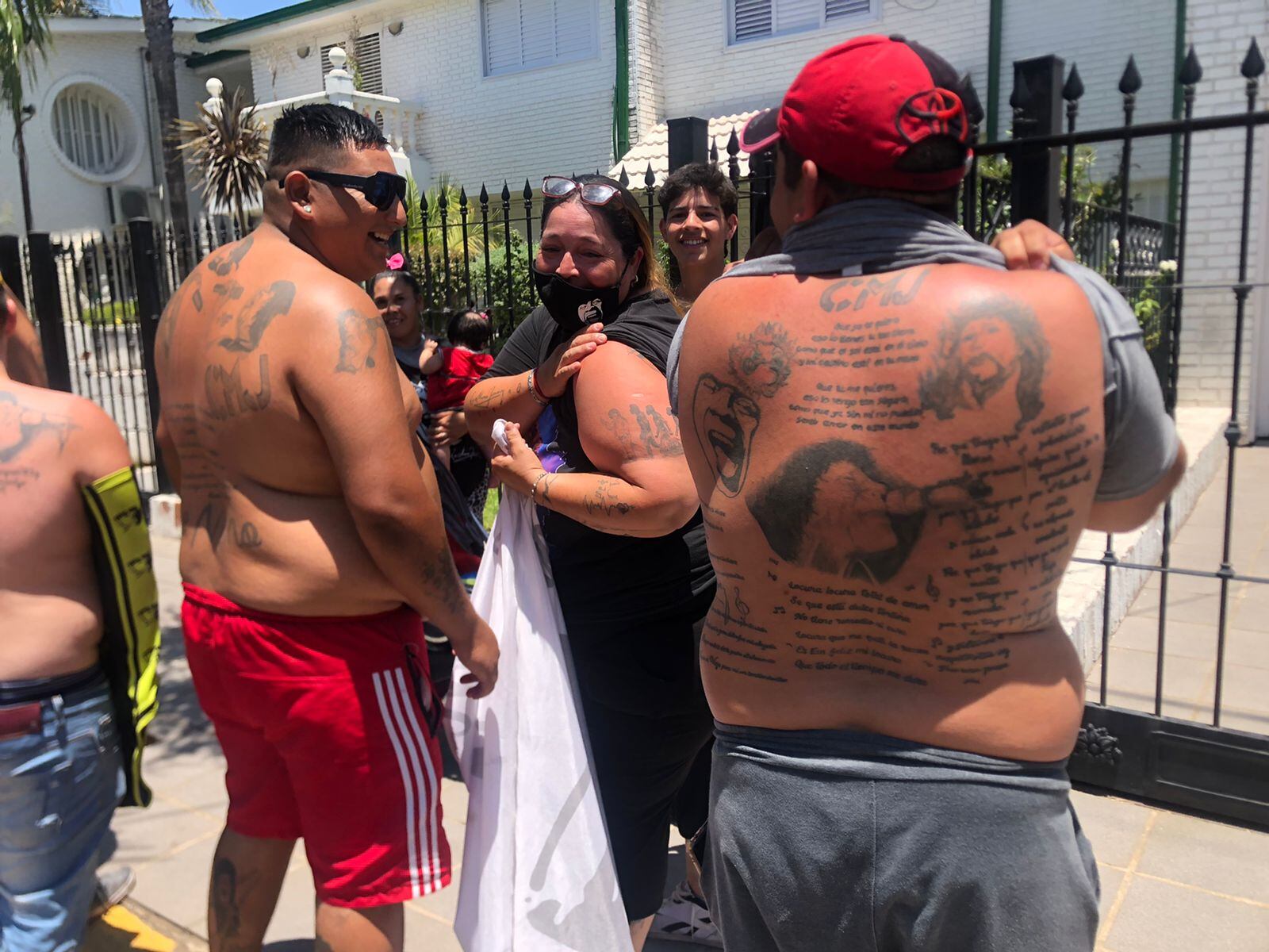 Los fanáticos se acercaron a la casa del Mandamás para saludarlo. 