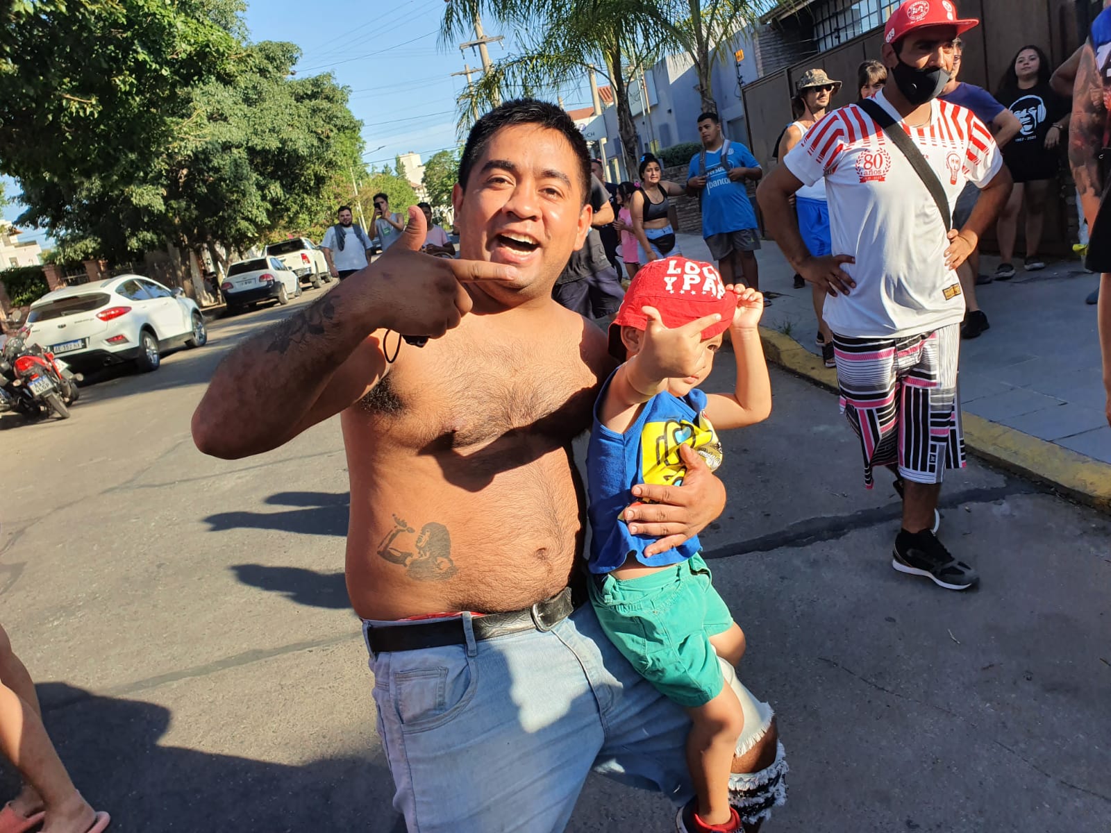 Los fanáticos se acercaron a la casa del Mandamás para saludarlo. 