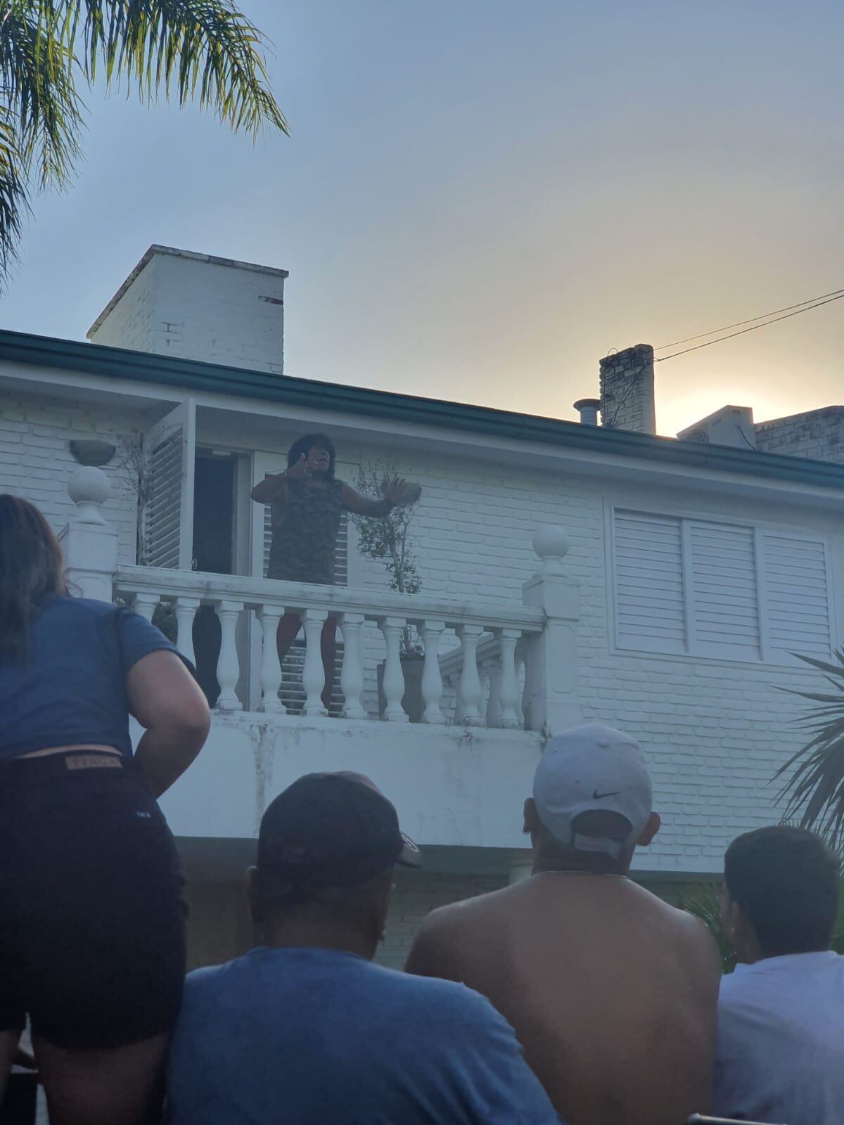 Los fanáticos se acercaron a la casa del Mandamás para saludarlo. 