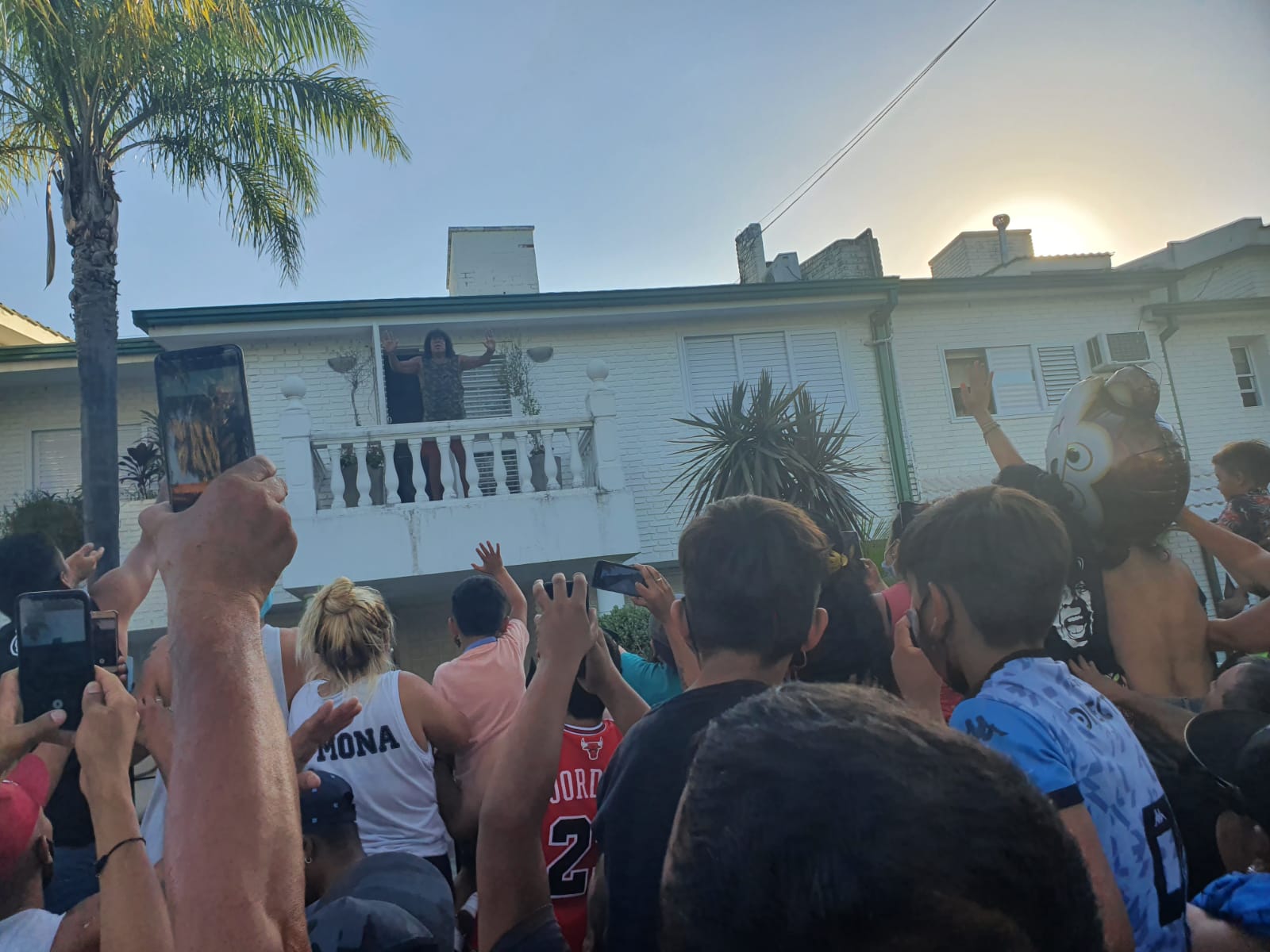 Los fanáticos se acercaron a la casa del Mandamás para saludarlo. 