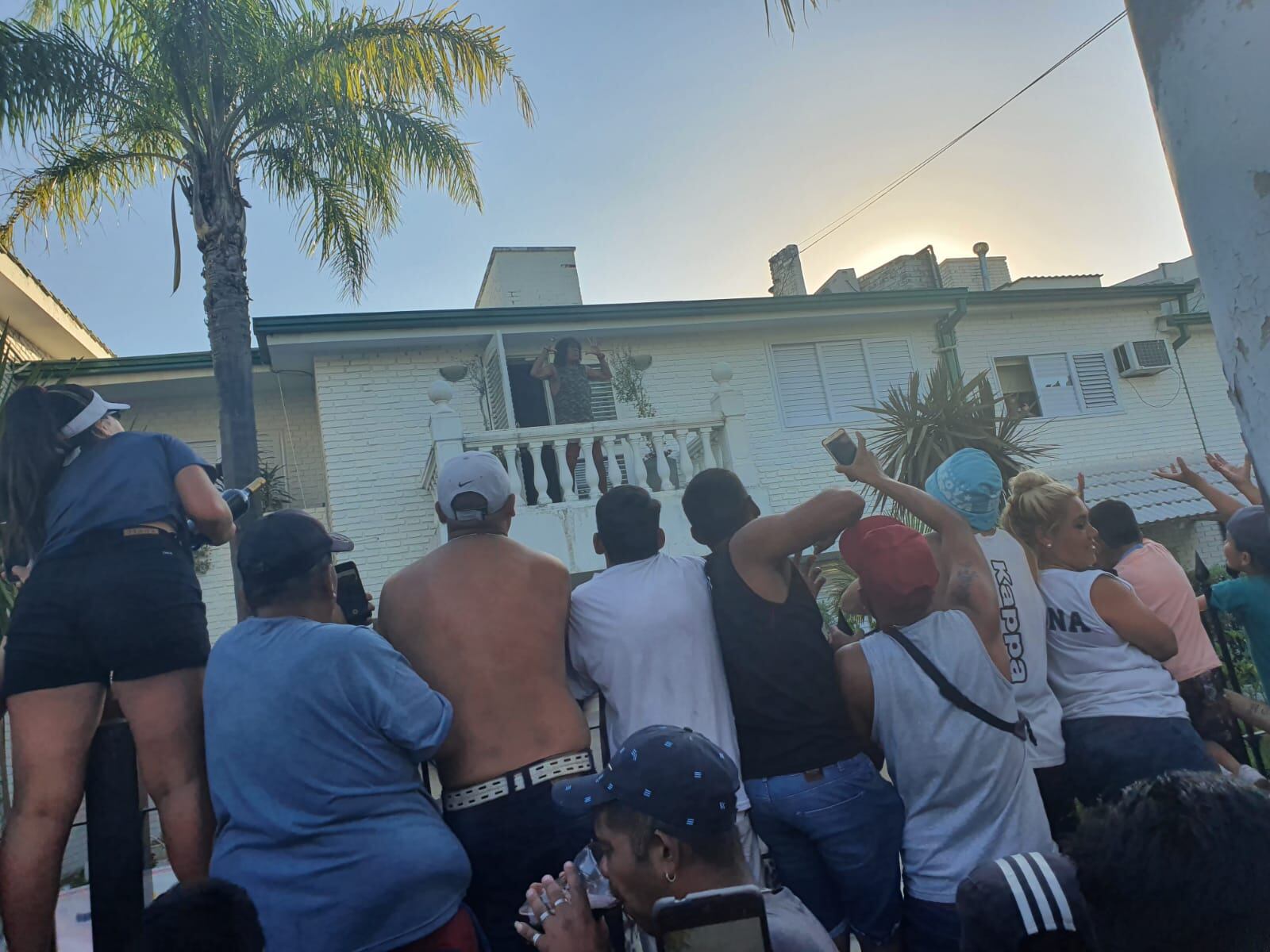 Los fanáticos se acercaron a la casa del Mandamás para saludarlo. 