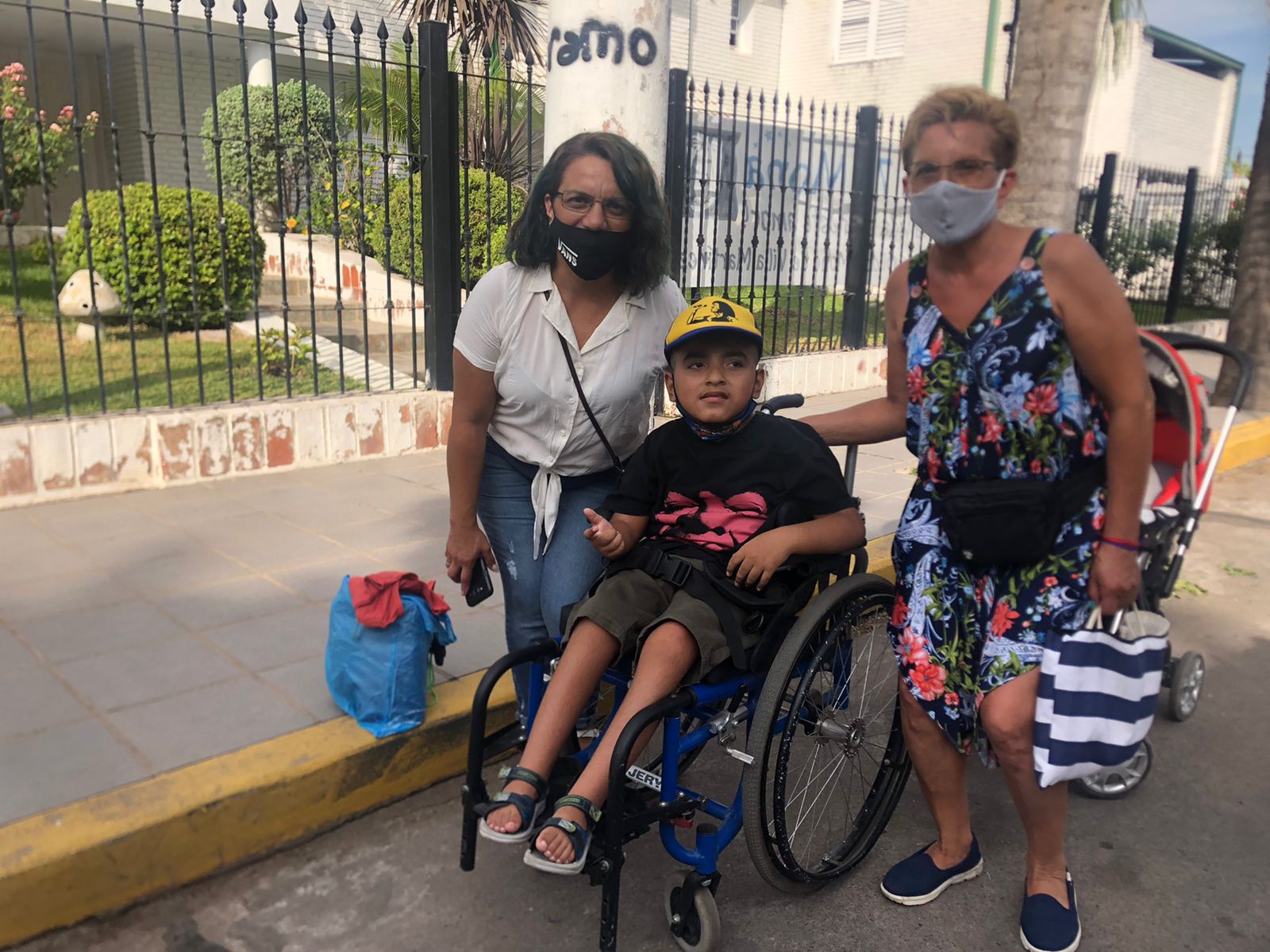 Los fanáticos se acercaron a la casa del Mandamás para saludarlo. 