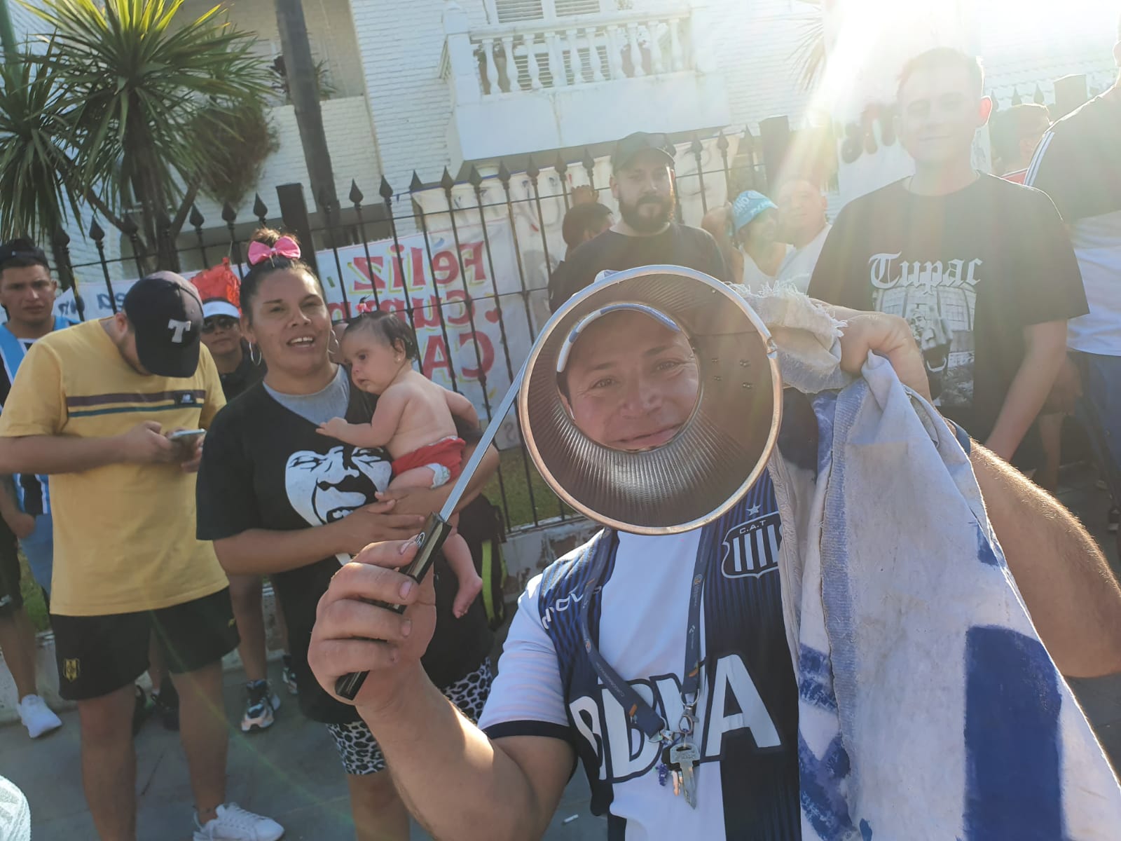 Los fanáticos se acercaron a la casa del Mandamás para saludarlo. 