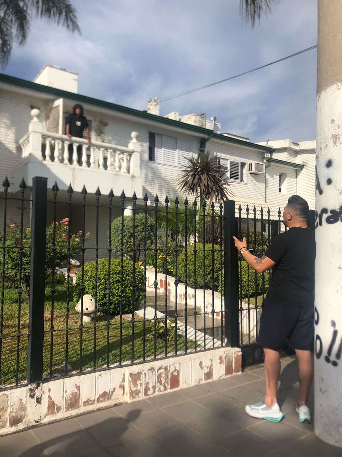 Los fanáticos se acercaron a la casa del Mandamás para saludarlo. 