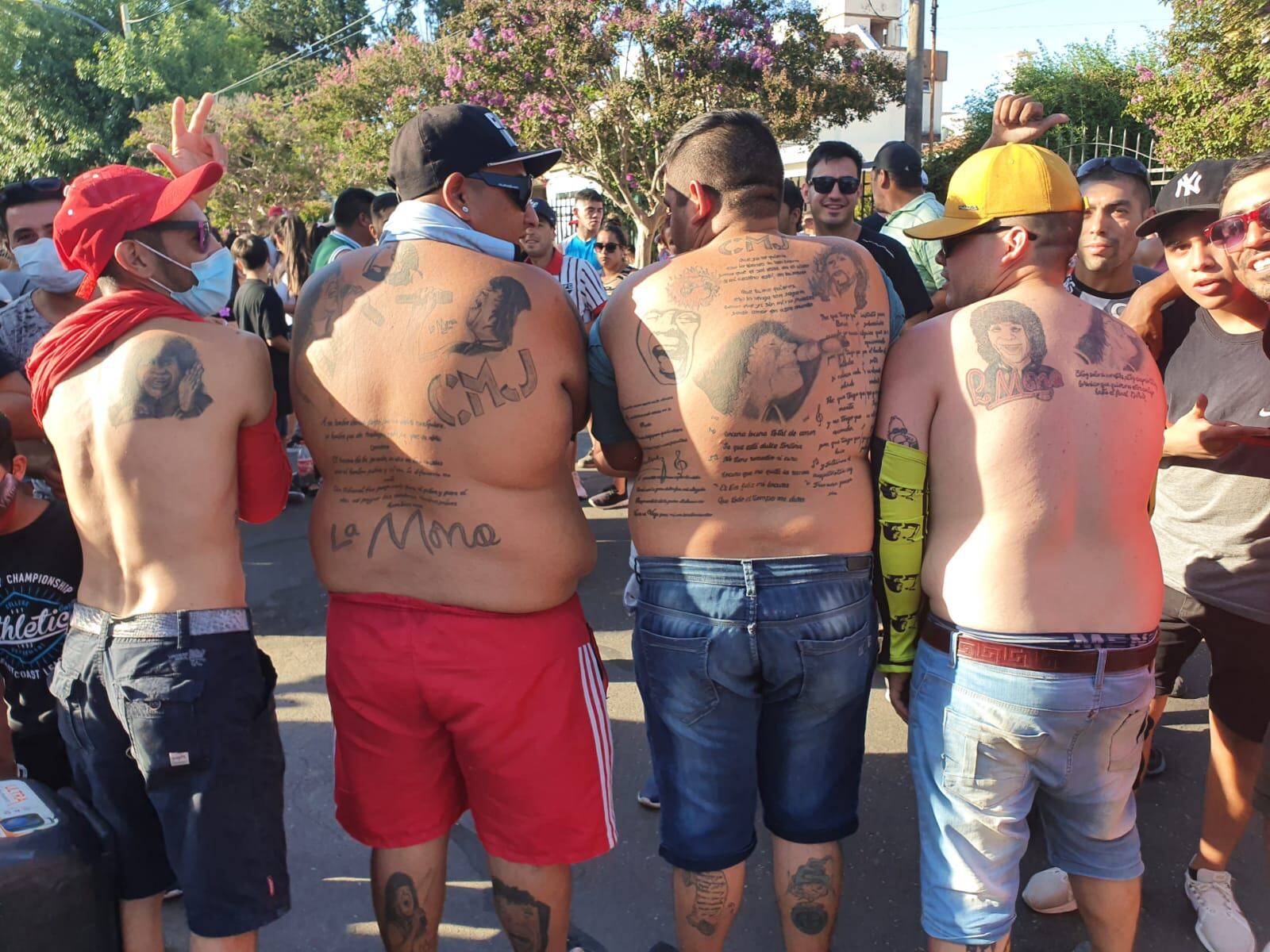 Los fanáticos se acercaron a la casa del Mandamás para saludarlo. 