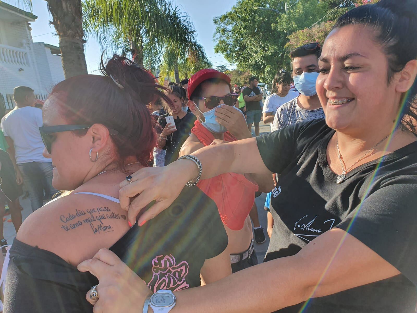 Los fanáticos se acercaron a la casa del Mandamás para saludarlo. 