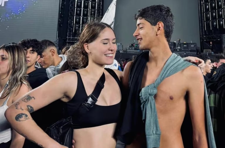 Los fans de Airbag en pleno momento romántico.