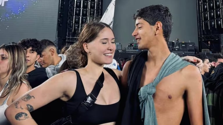 Los fans de Airbag en pleno momento romántico.