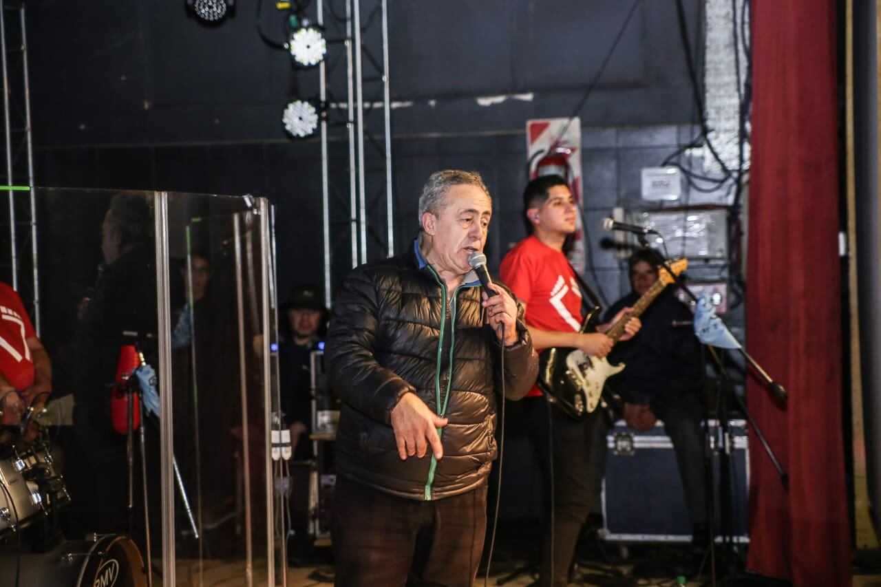 Los festejos de la banda en Sala del Rey con figuras del cuarteto.