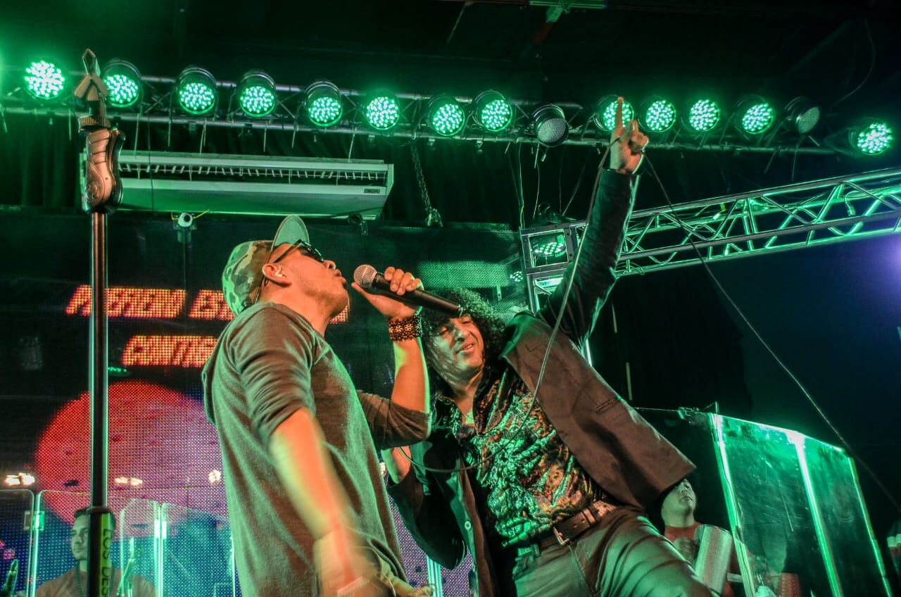 Los festejos de la banda en Sala del Rey con figuras del cuarteto.