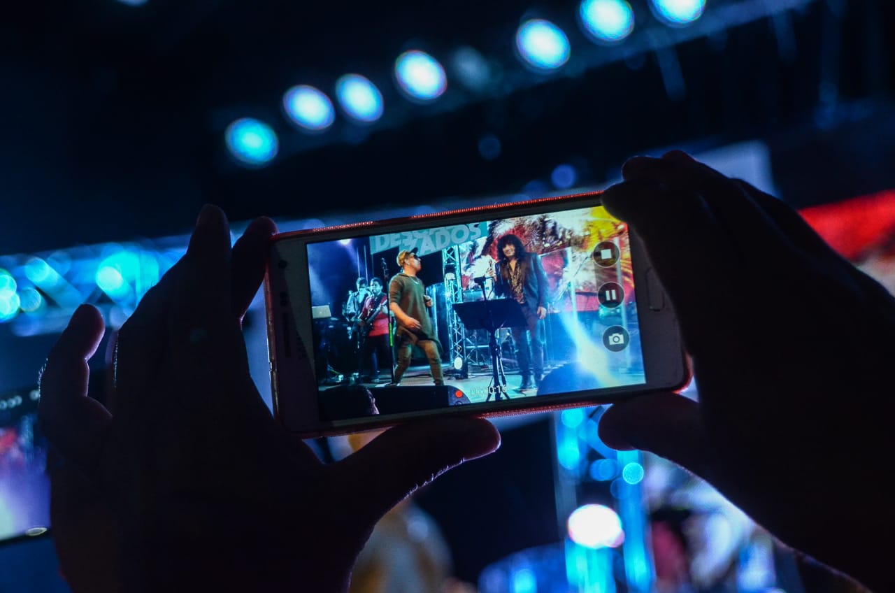 Los festejos de la banda en Sala del Rey con figuras del cuarteto.