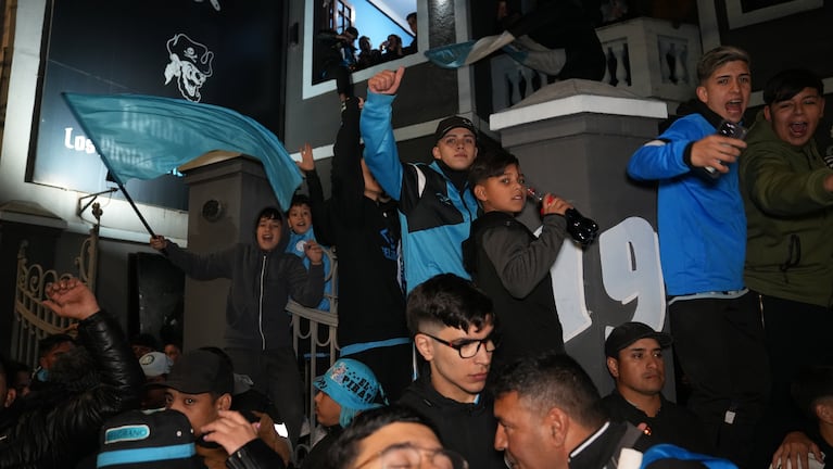 Los festejos de los hinchas de Belgrano en Alberdi.